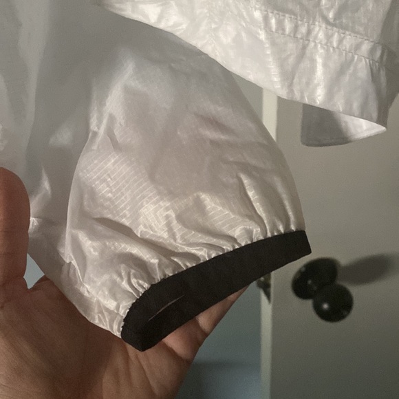 Queen’s University Light-weight white running jacket - Size Medium Women - Picture 6 of 6